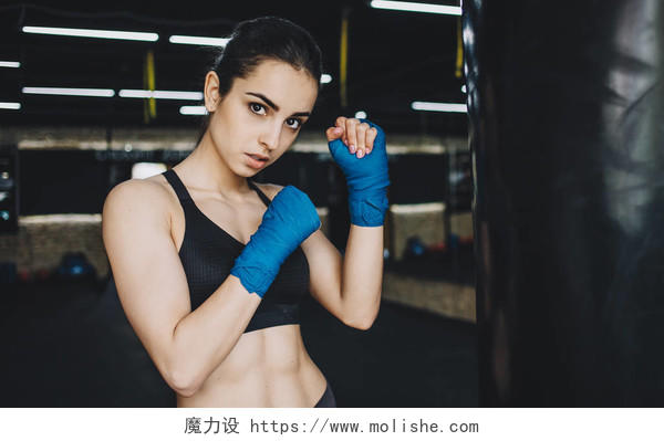 年轻漂亮的女孩在运动拳击手健身运动拳击